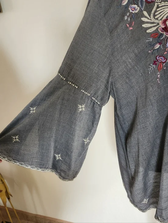 Johnny Was NWOT Grey Embroidered V-Neck Top Sz XL - Picture 6 of 7